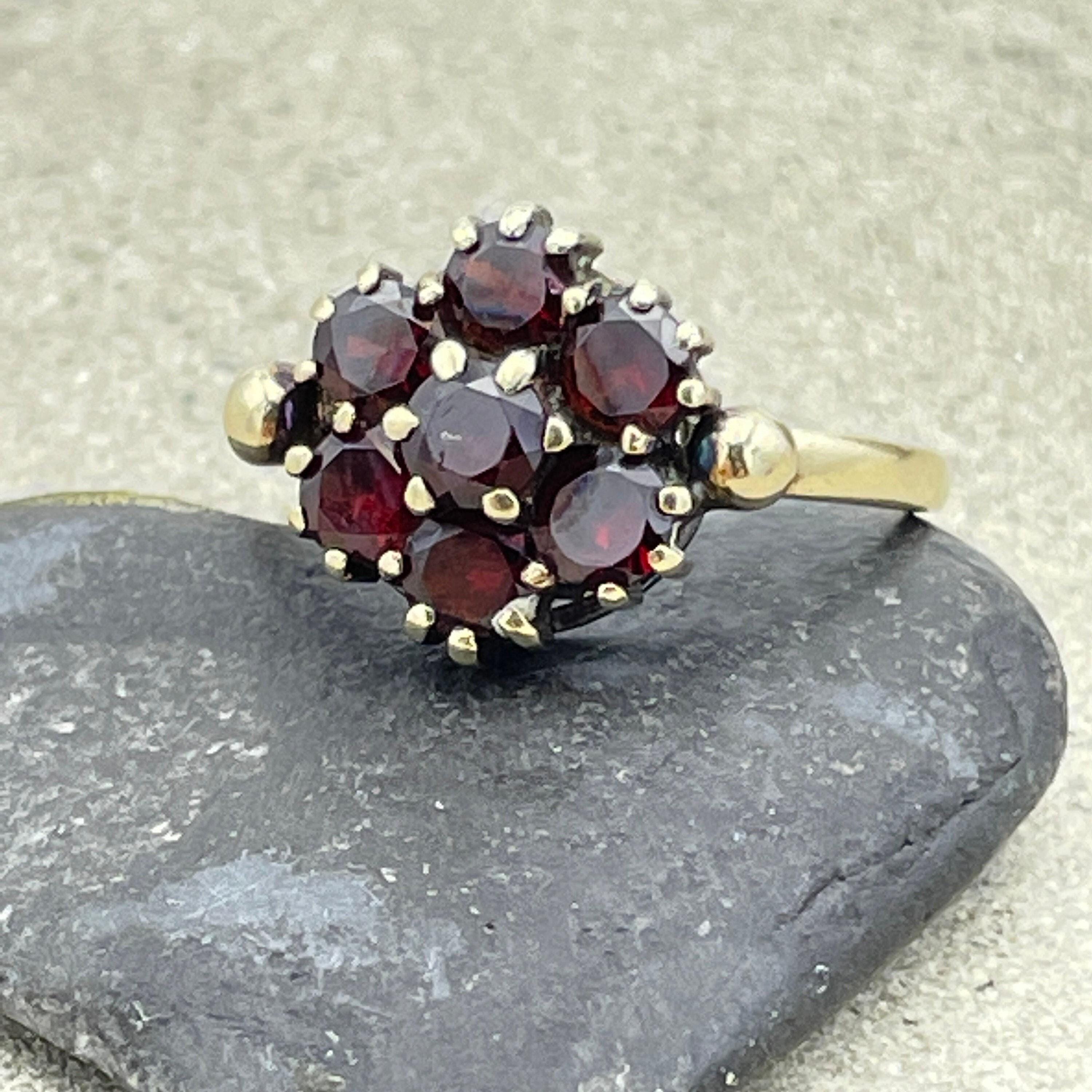 Vintage 1950s 9ct gold garnet cluster ring, hallmarked 1959