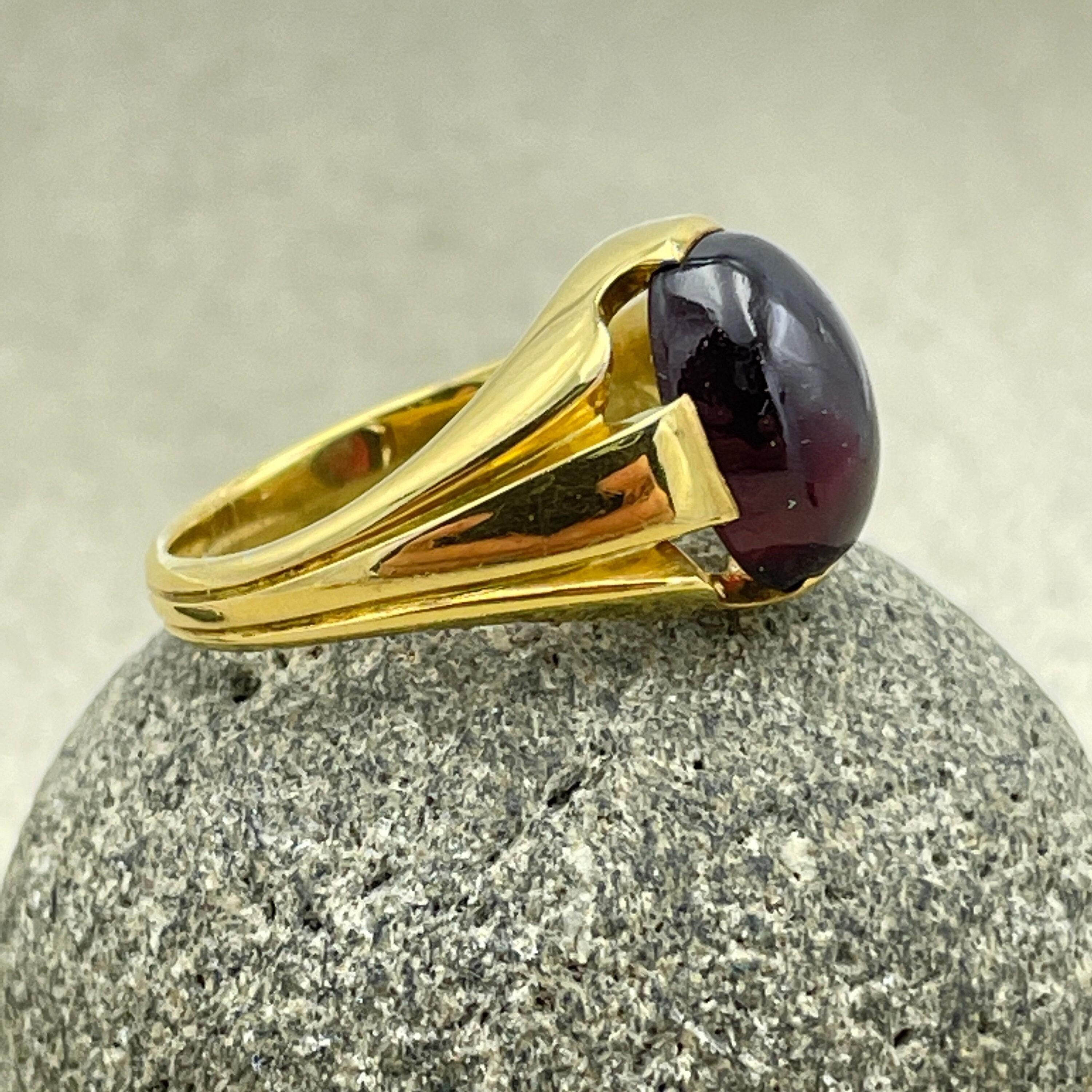 Art deco 18ct gold garnet cabochon signet ring c1920s