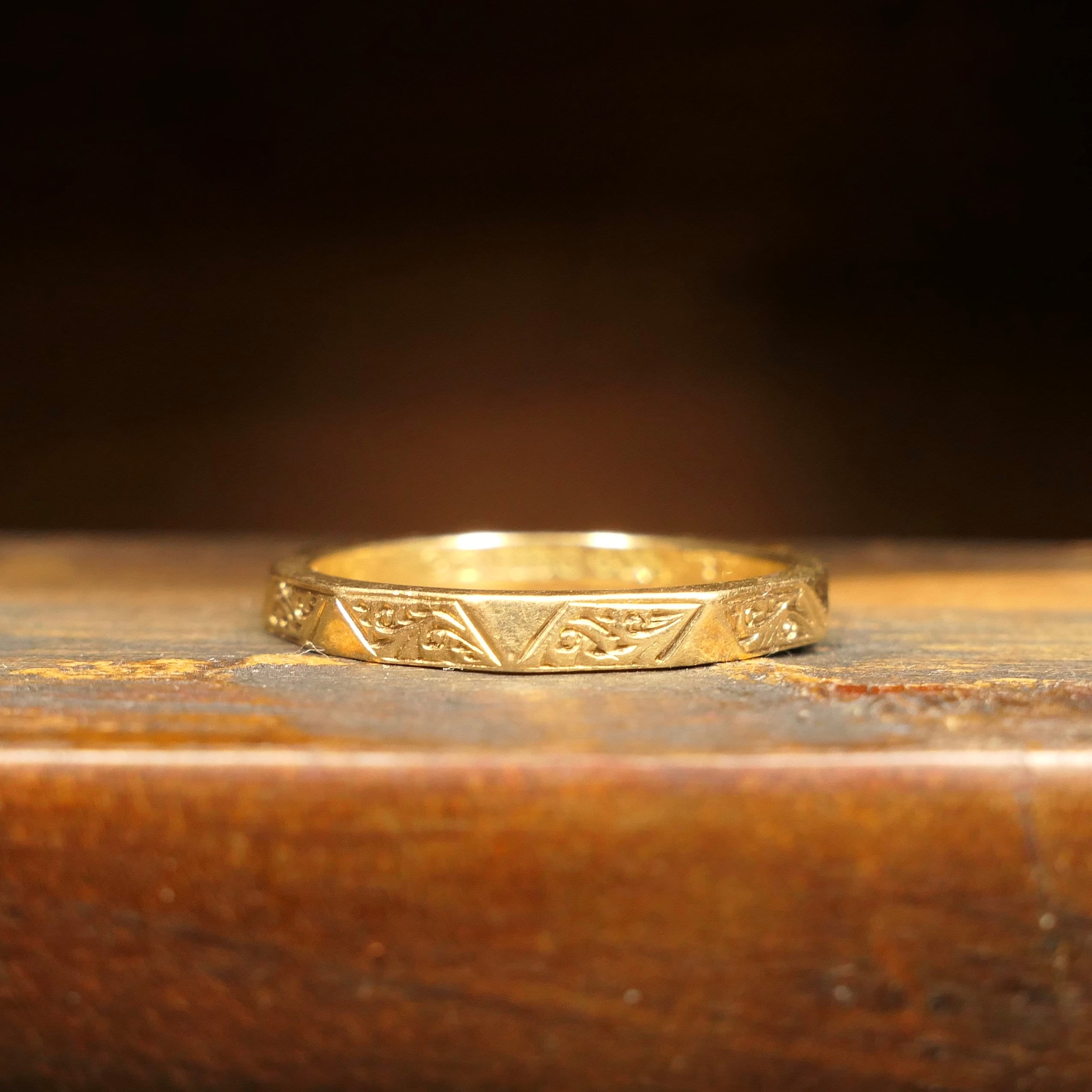 1950s Vintage 9ct Gold Faceted Band Ring. Hallmarked 1953