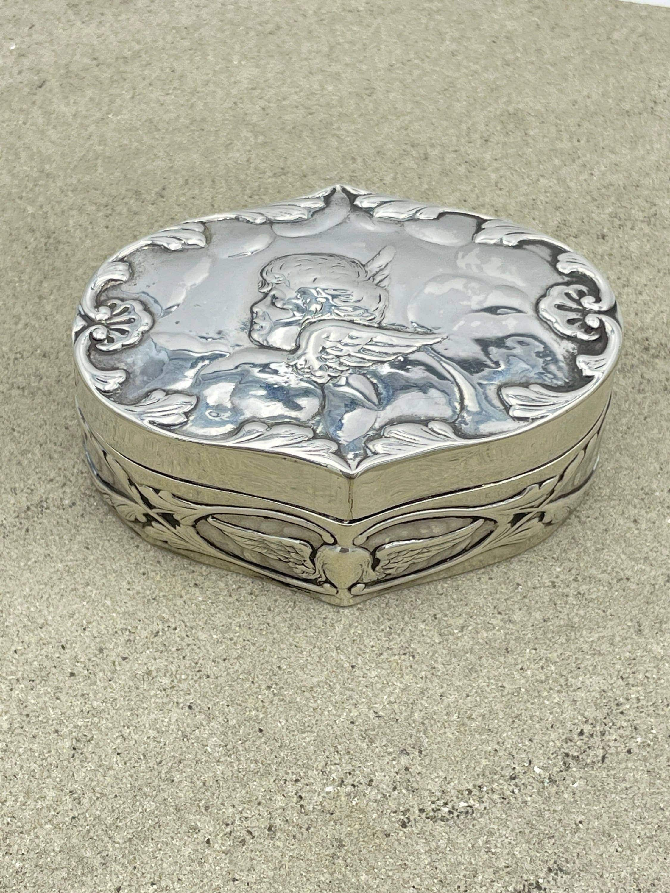 Victorian sterling silver cherub ring box, jewellery box, william comyns silver, hallmarked 1897