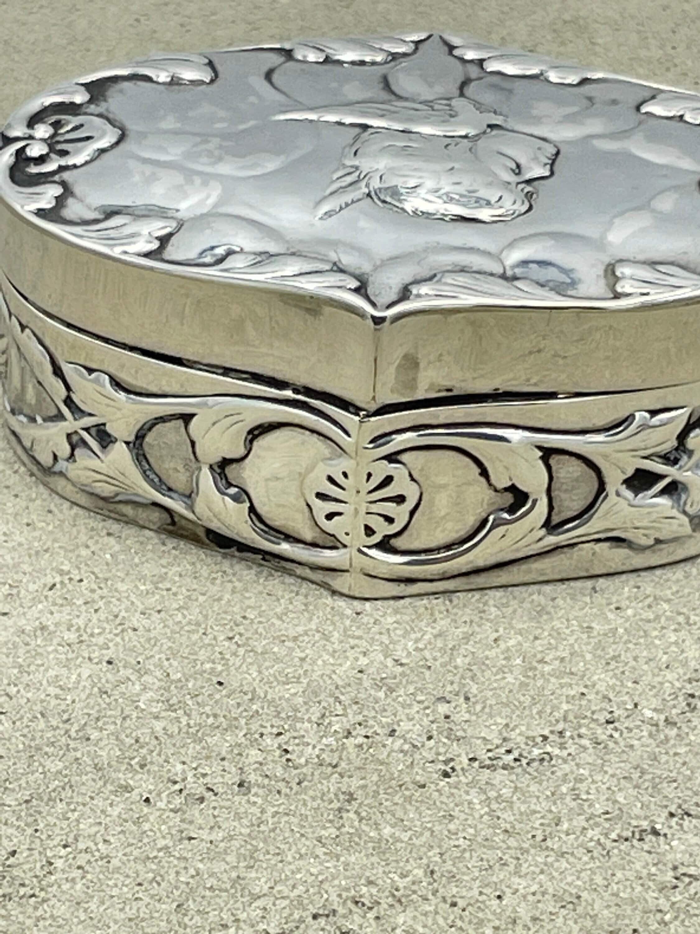 Victorian sterling silver cherub ring box, jewellery box, william comyns silver, hallmarked 1897