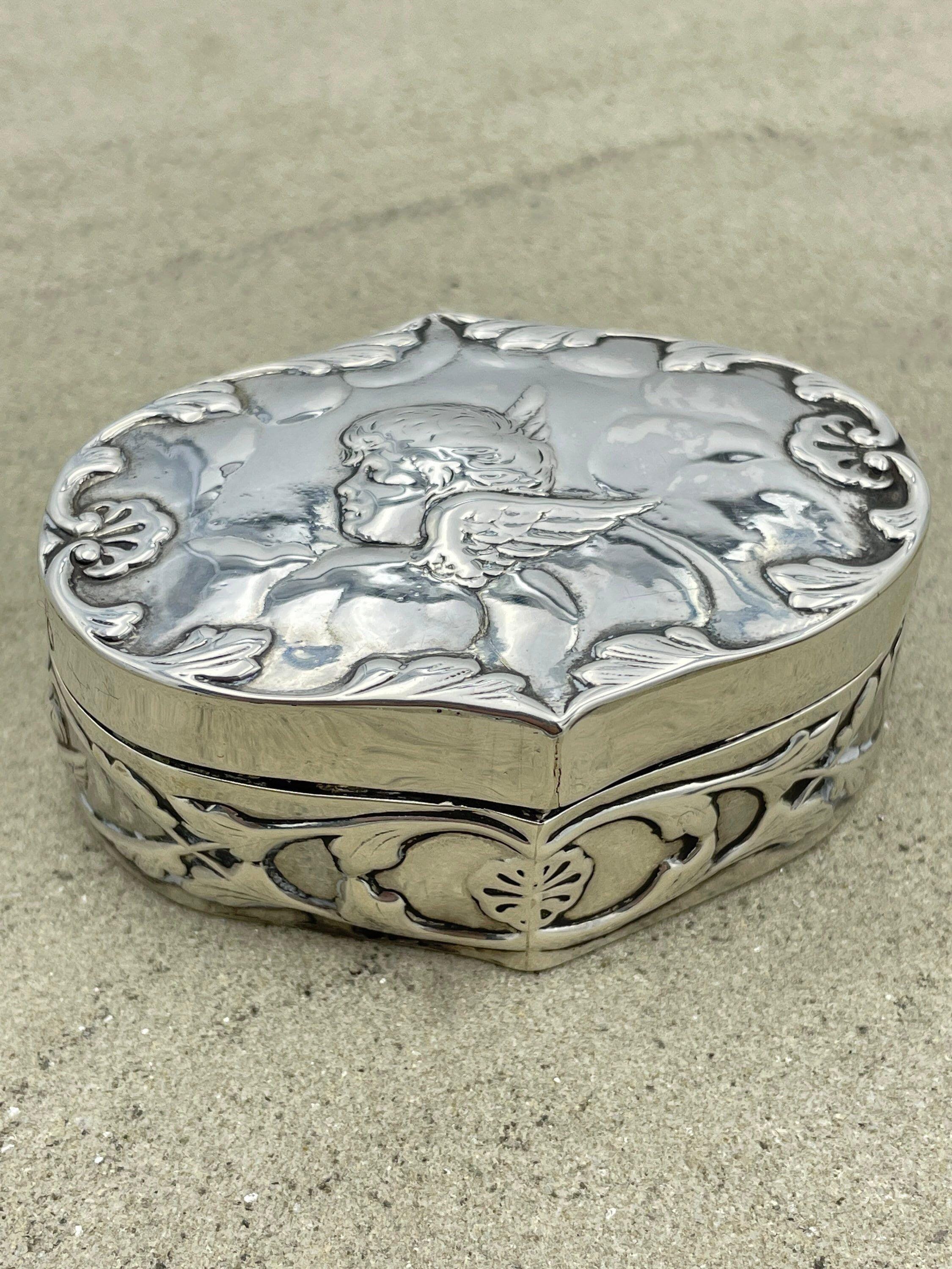 Victorian sterling silver cherub ring box, jewellery box, william comyns silver, hallmarked 1897