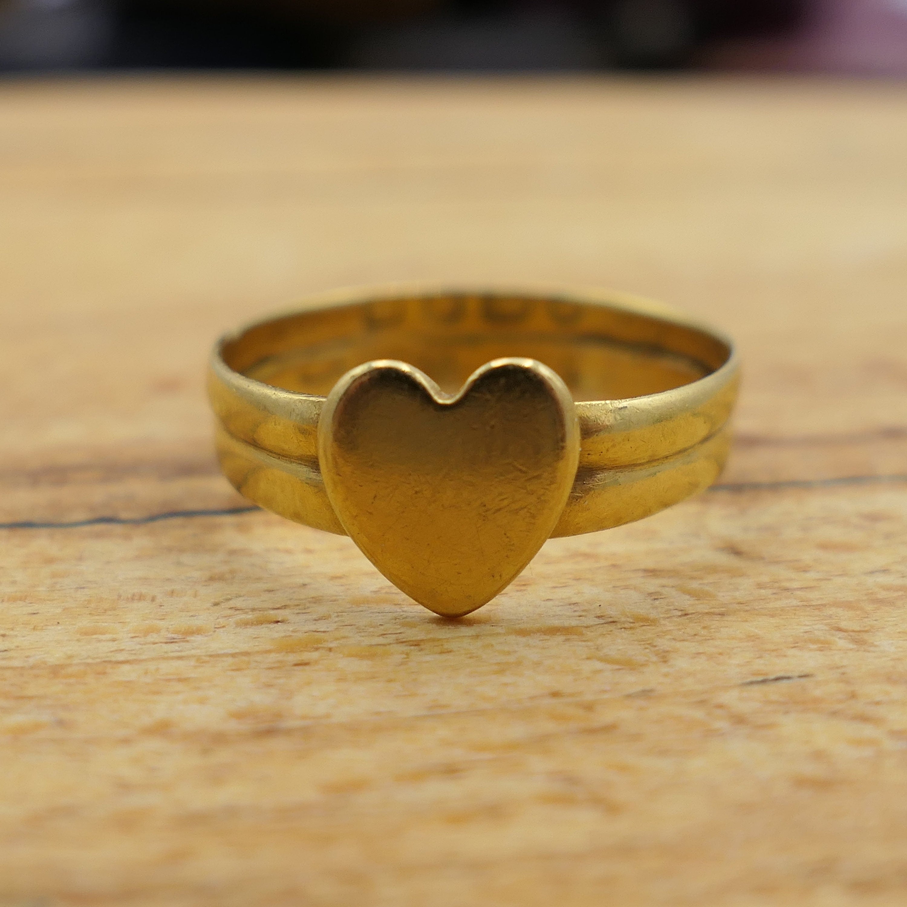 Victorian 22ct gold sweetheart ring in antique ring box