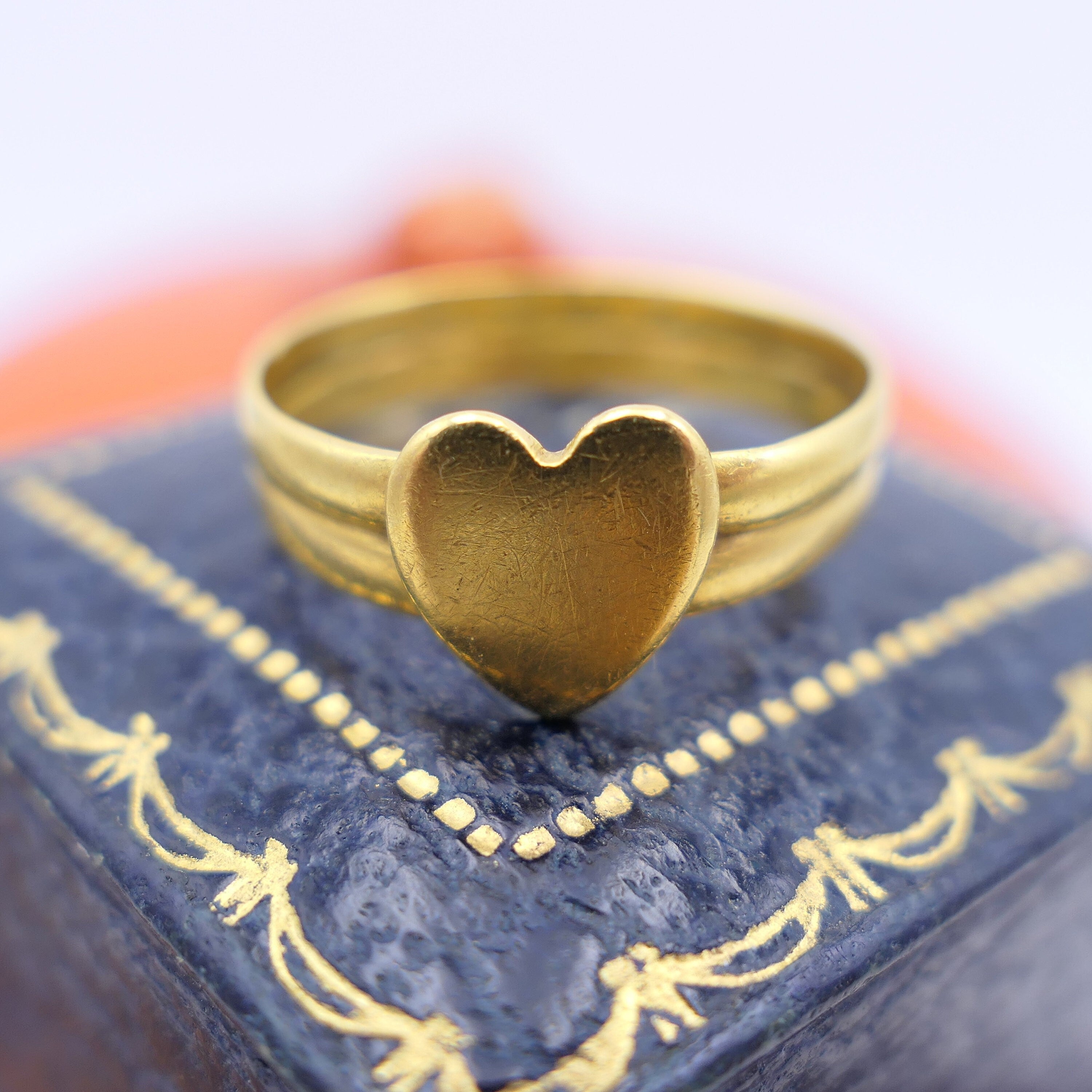 Victorian 22ct gold sweetheart ring in antique ring box