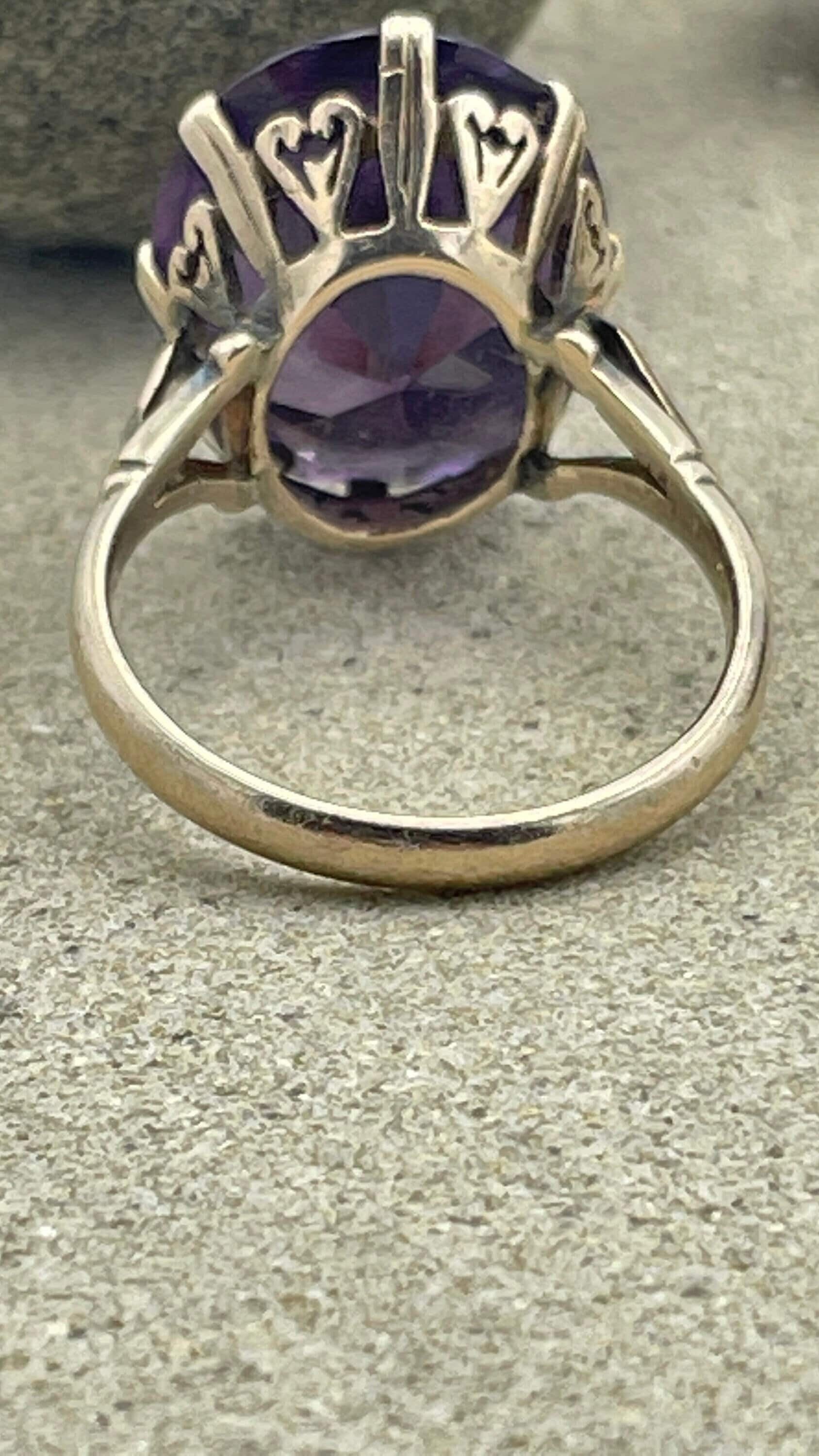 Vintage 9ct gold synthetic colour change sapphire dress ring, c1940s